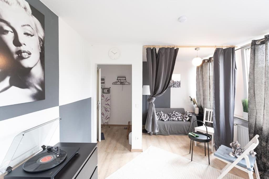 - Nice New York Apartment In The Heart Of Duisburg - Betten & Sofa - 5 Mins Central Station Hbf - Big Tv & Wifi - 외부 사진