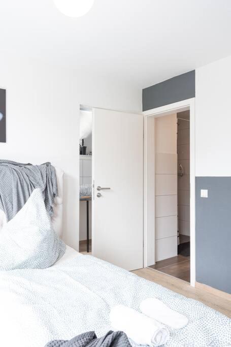 - Nice New York Apartment In The Heart Of Duisburg - Betten & Sofa - 5 Mins Central Station Hbf - Big Tv & Wifi - 외부 사진