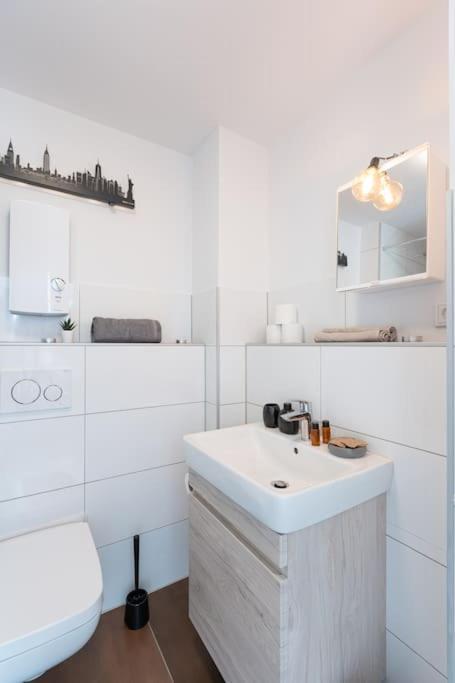 - Nice New York Apartment In The Heart Of Duisburg - Betten & Sofa - 5 Mins Central Station Hbf - Big Tv & Wifi - 외부 사진