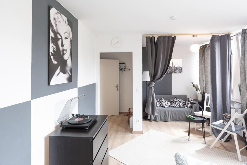 - Nice New York Apartment In The Heart Of Duisburg - Betten & Sofa - 5 Mins Central Station Hbf - Big Tv & Wifi - 외부 사진